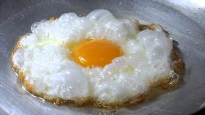 ไข่ลูกสะใภ้ (วิธีทำไข่ลูกสะใภ้) อาหารทำง่าย By. NooBeeBee (คลิป)