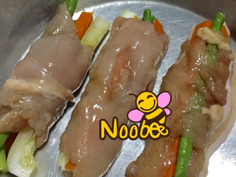 ส่วนผสม อกไก่ม้วนใส้ผักรวม