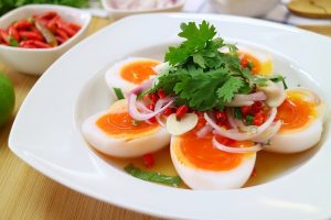 ยำไข่ (วิธีทำ ยำไข่ต้ม) เมนูอาหารทำง่าย อร่อย มีประโยชน์